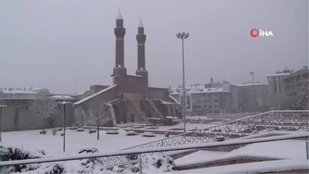 Yoğun Kar Yağışı Sivas\'ı Etkisi Altına Aldı