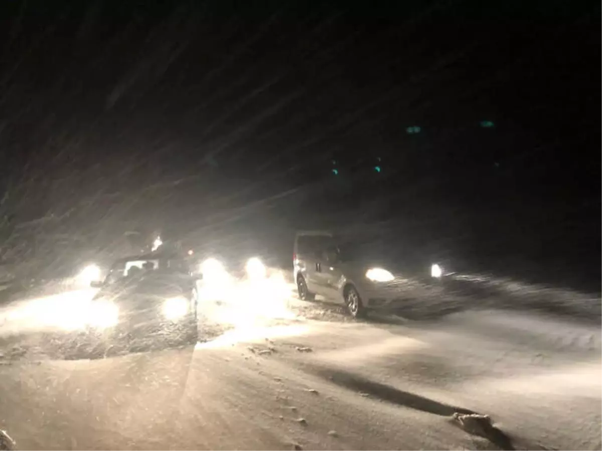 Yoğun Kar Yağışı ve Tipi Nedeniyle Araçlar Yolda Mahsur Kaldı