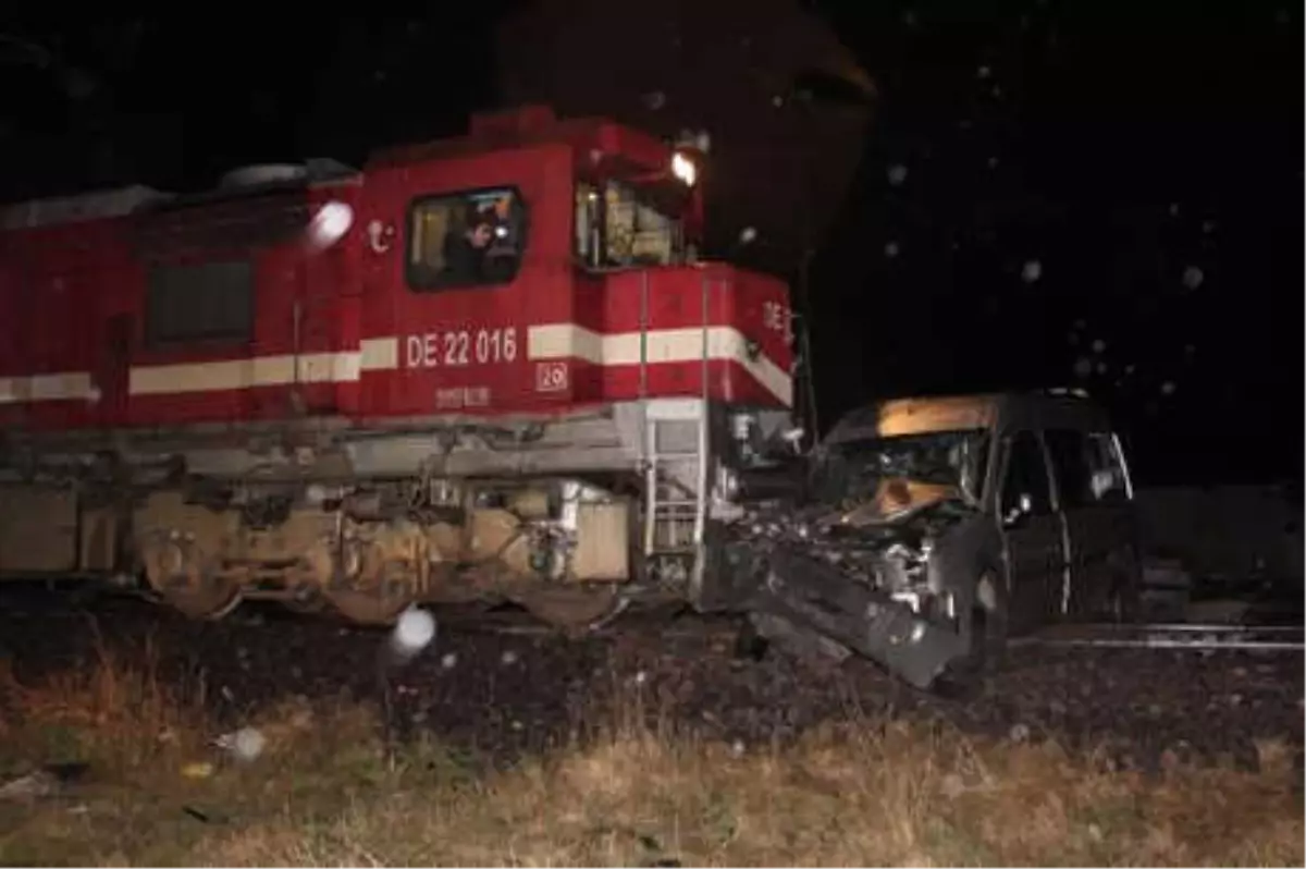 Yük Treni, Hafif Ticari Araca Çarptı: 1 Ölü, 1 Yaralı