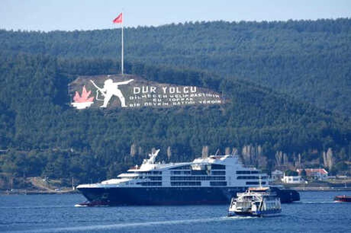 5 Katlı Lüks Yat Çanakkale Boğazı\'ndan Geçti