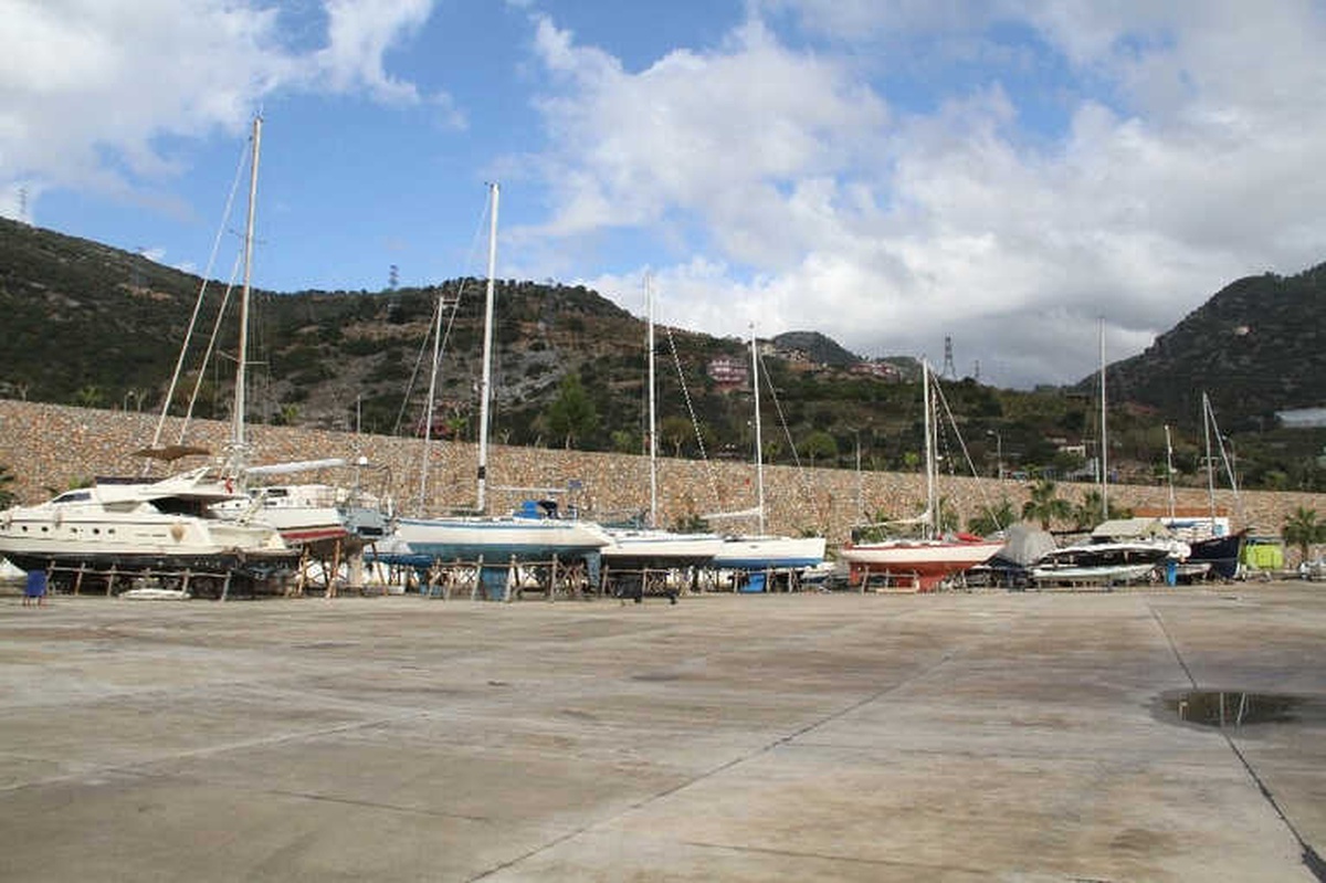 Alanya\'da Tekneler Turizm Sezonuna Hazırlanıyor