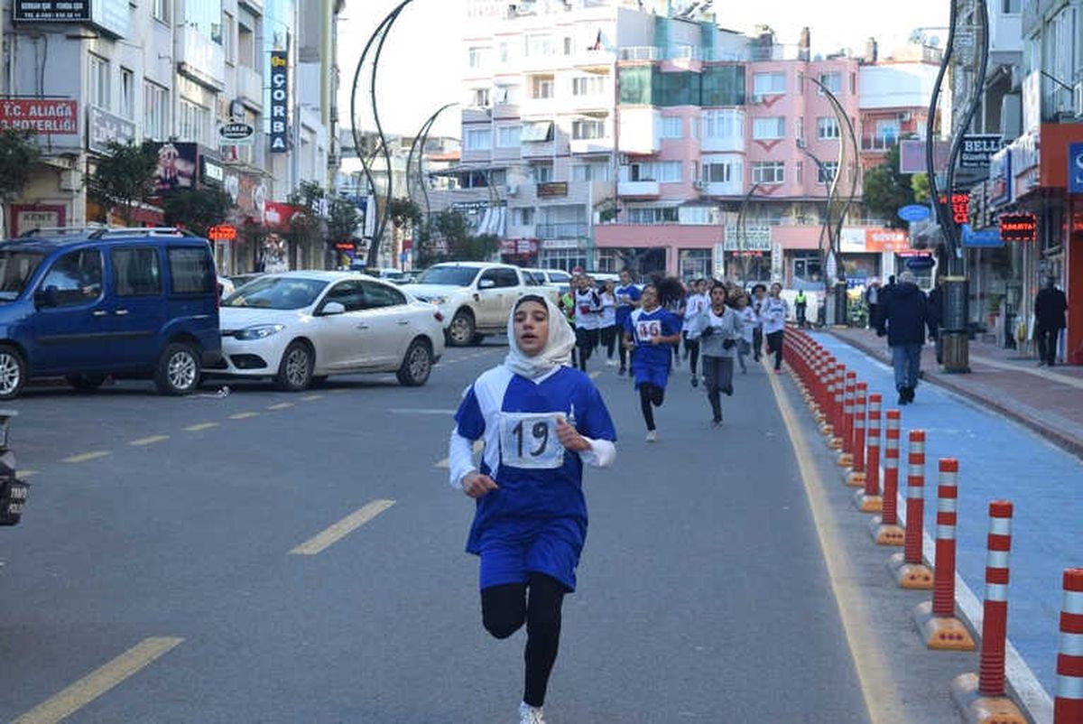 Aliağa\'da Öğrenciler \'Atatürk\' İçin Koştu