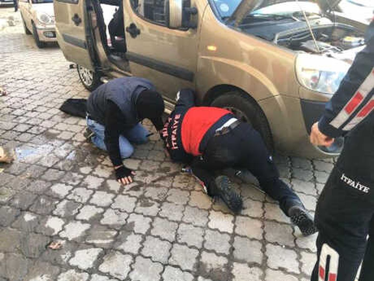Araca Sıkışan Kediyi İtfaiye Kurtardı