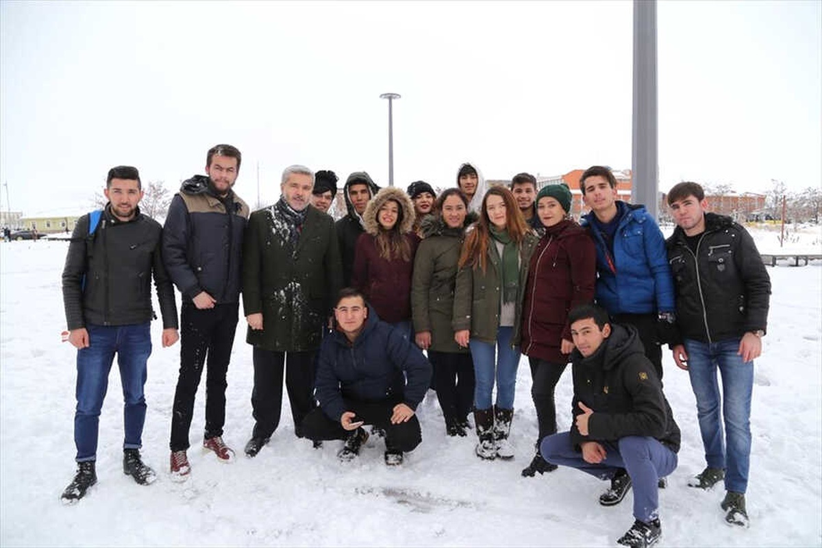 Asü Rektörü Şahin, Öğrencilerle Kardan Adam Yaptı