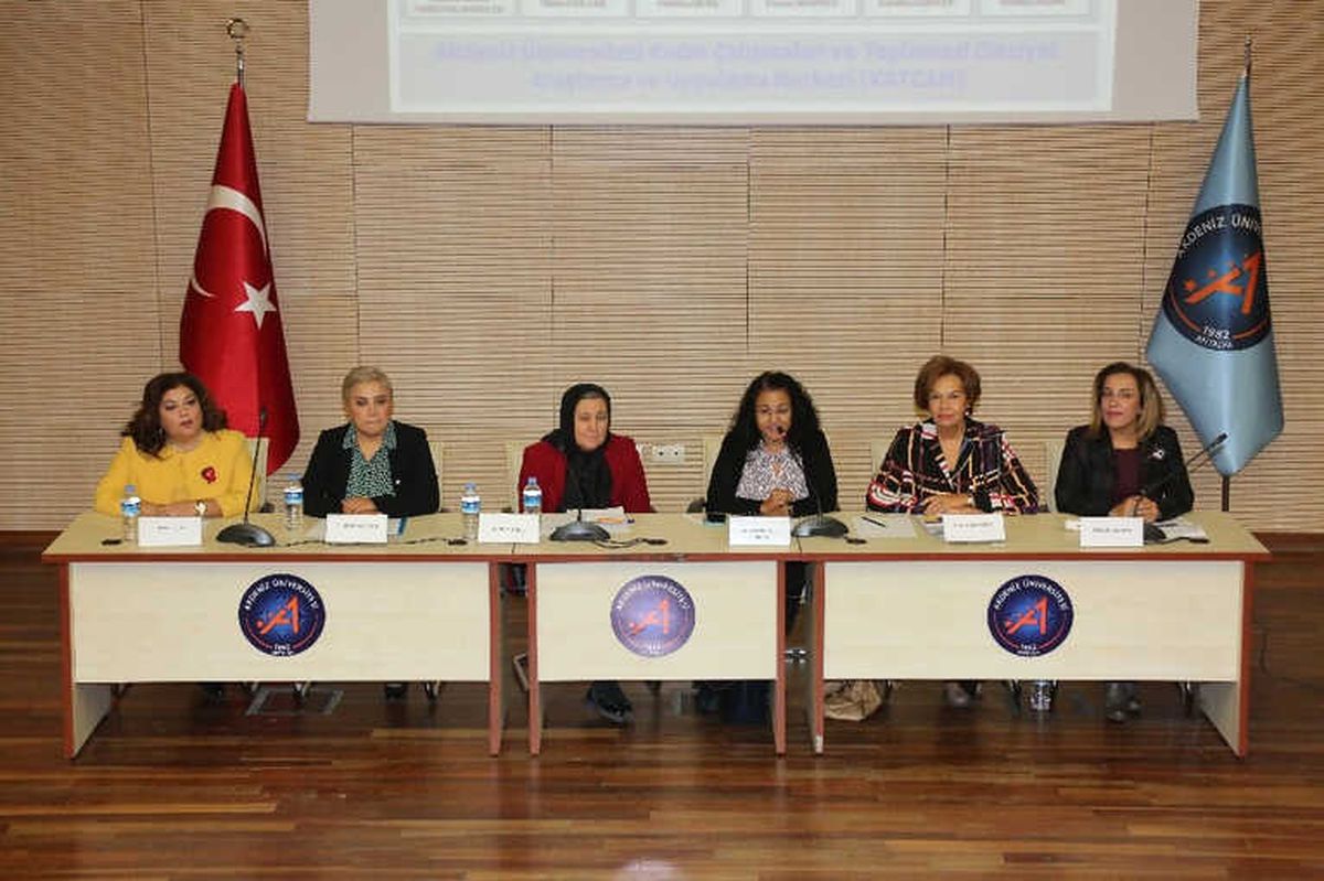 Aü \'Siyasette Kadın Sesi\' Paneli