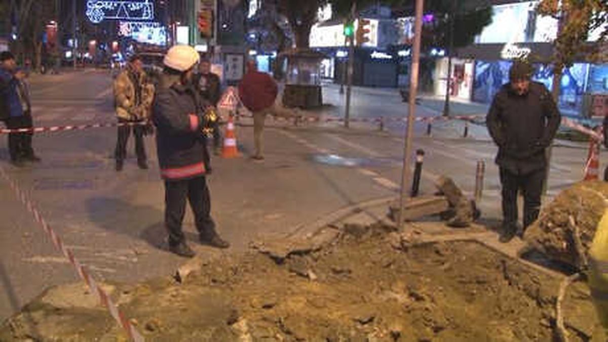 Bağdat Caddesi\'nde Doğalgaz Kaçağı: Cadde Trafiğe Kapatıldı
