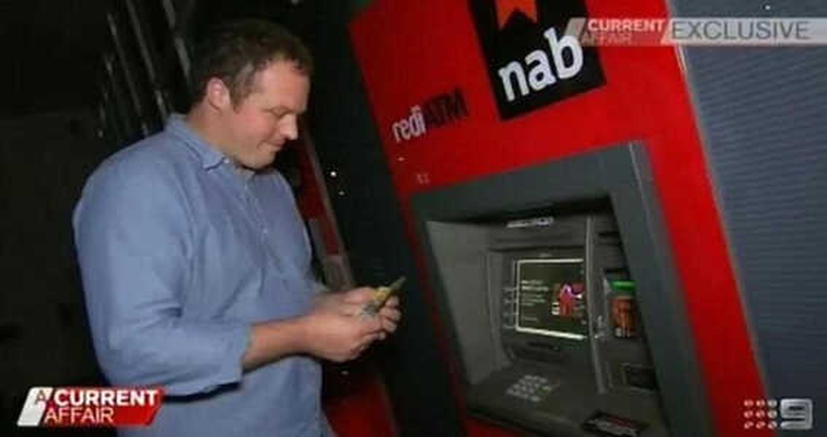 Banka Atm\'si Hata Yapınca 7 Milyon Lira Parayı Çatır Çatır Yiyen Adam