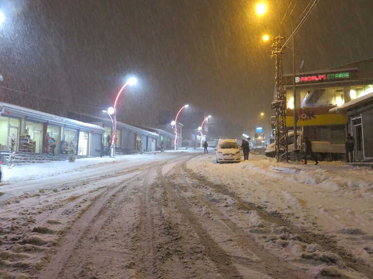 Başkale\'de Mahalle ve Mezra Yolları Kapandı