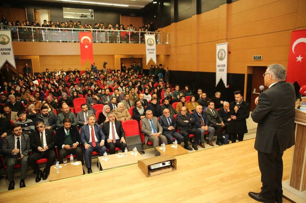 Başkan Büyükkılıç Tarihi Lisede Tarihi Bilgiler Verdi