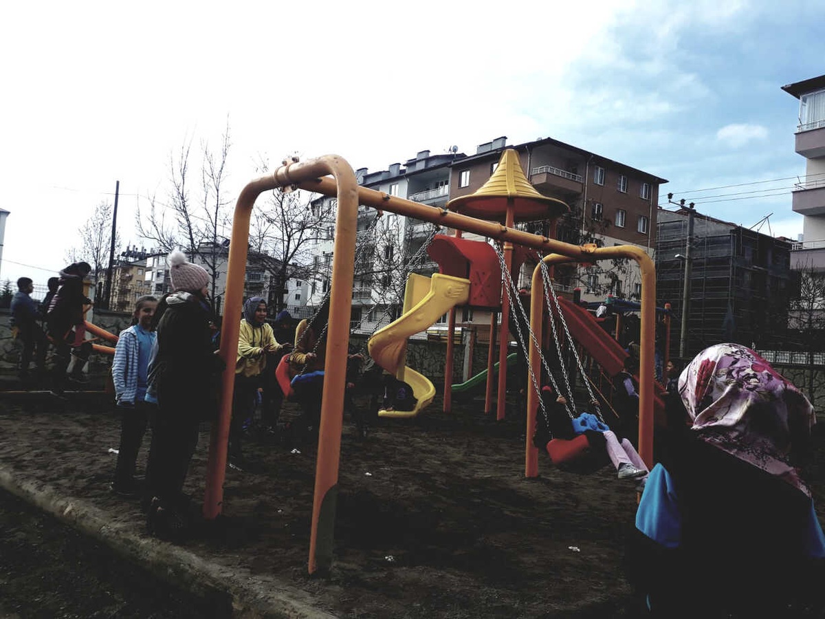 Başkan Tutal\'dan İhsan Tekin İlkokuluna Oyun Parkı