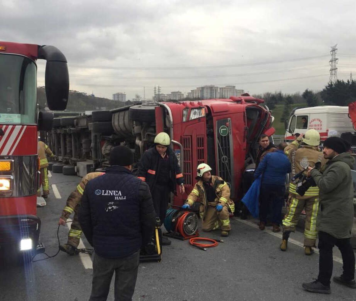 Bayrampaşa\'da Et Yüklü Tır Devrildi: 2 Yaralı