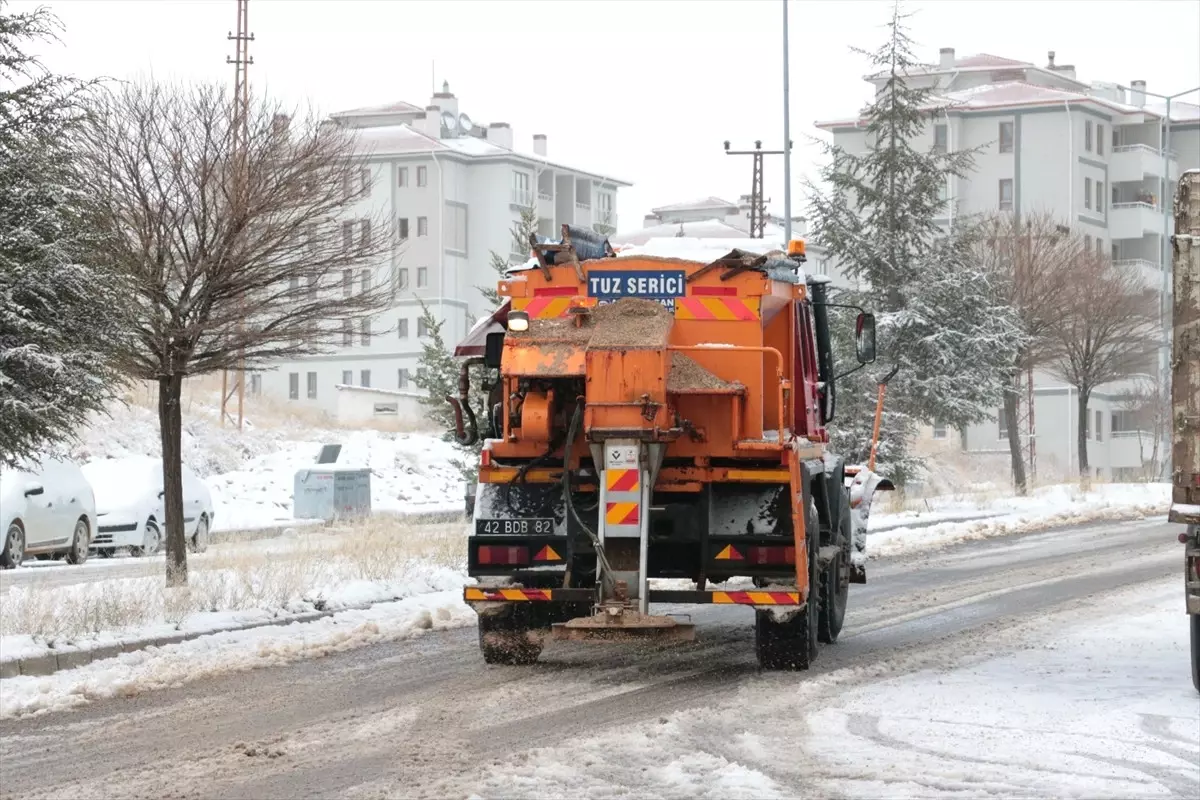 Beyşehir\'de Yollarda Tuzlama Çalışmaları