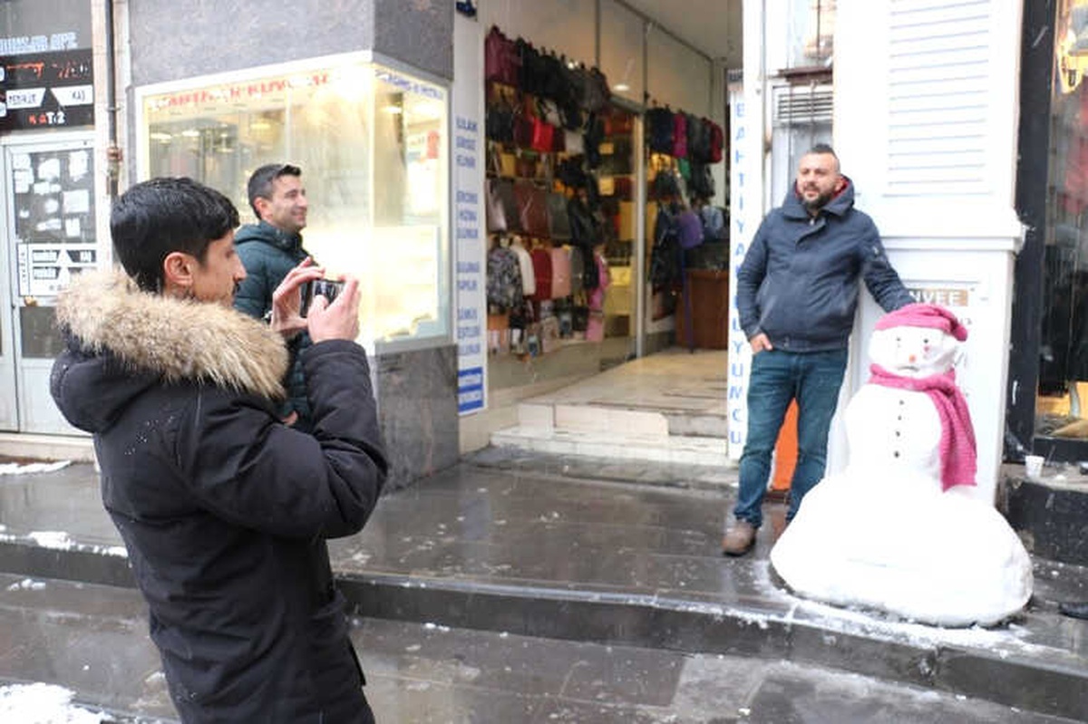 Bu Kardan Adamın Yüzü Gülmüyor