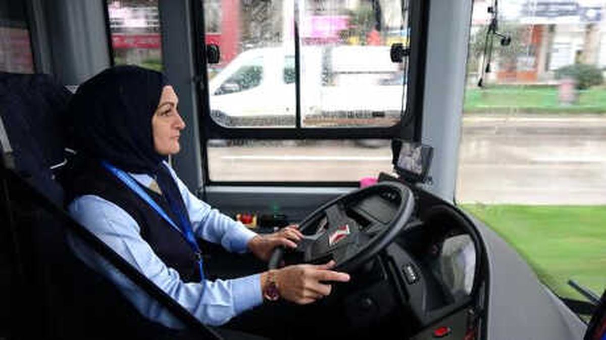 Bursa\'nın İlk Kadın Belediye Otobüsü Şoförü