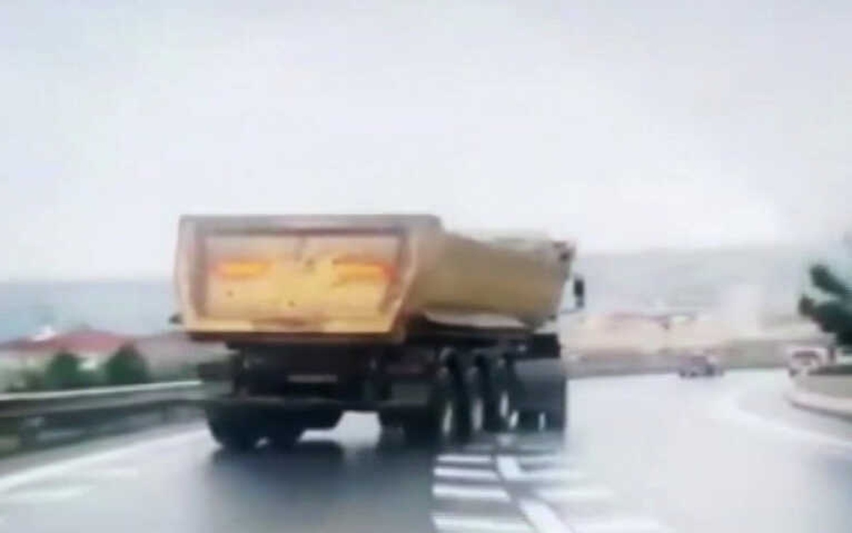 Büyükçekmece\'de Drift Yapan Hafriyat Kamyonu Terör Estirdi