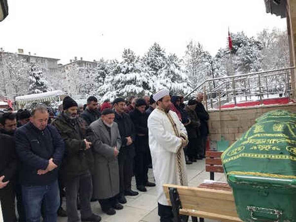 Çatıdan Düşerek Ölen Otel Çalışanı Toprağa Verildi