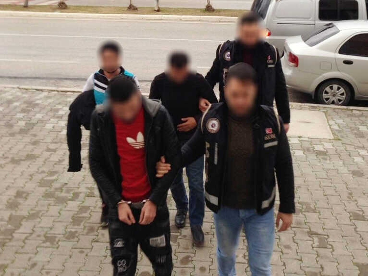 Çeşme\'de Yakalanan Üç İnsan Kaçakçısı Tutuklandı