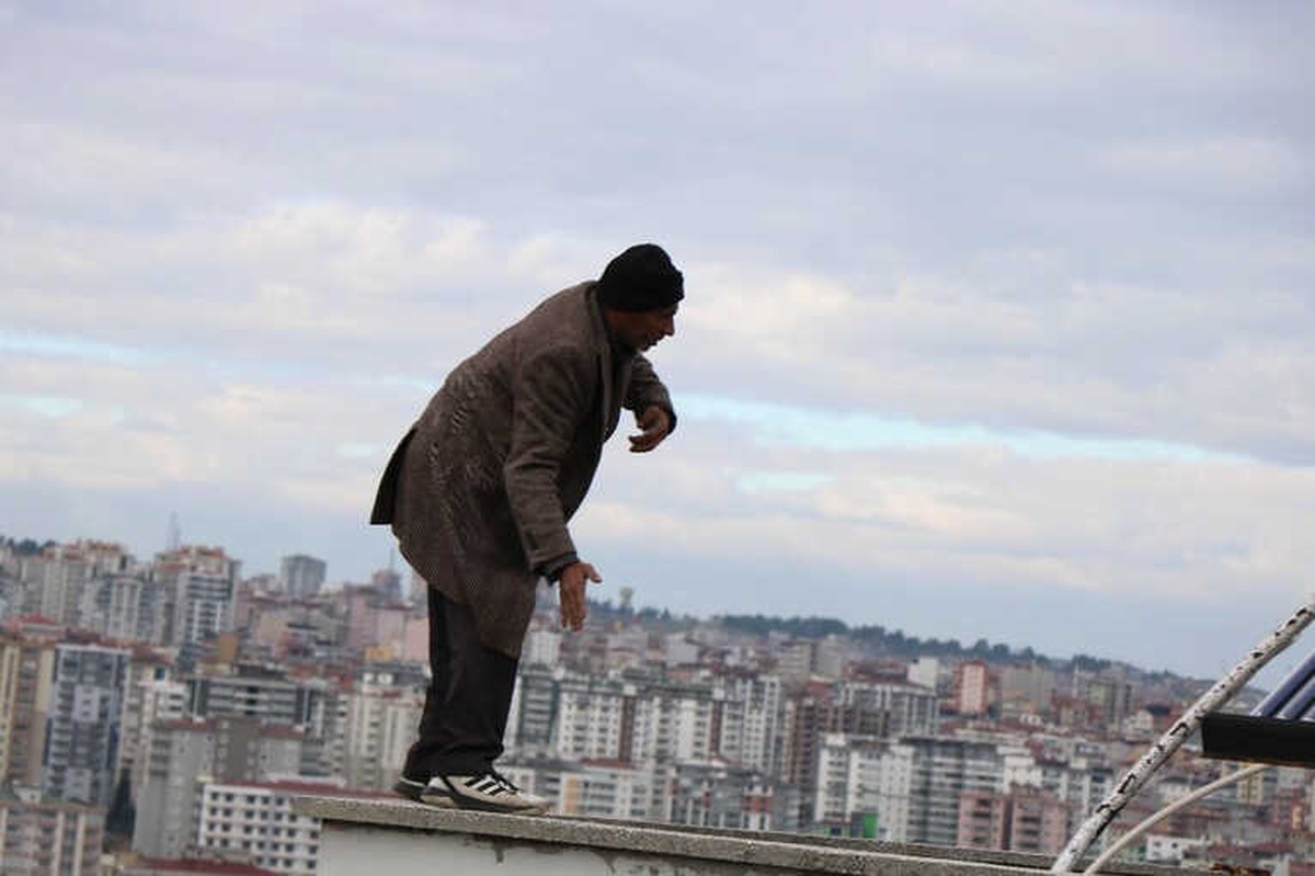 Çocuklarının Kendisine Verilmesi İçin Yine Çatıya Çıktı