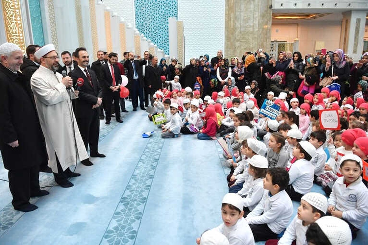 Diyanet İşleri Başkanı Erbaş Kur\'an Kursu Öğrencileriyle Buluştu