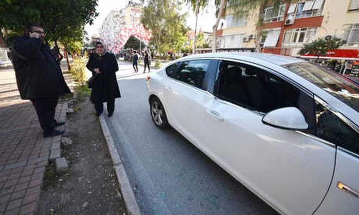 Elektrik Direği Otomobilin Üzerine Devrildi
