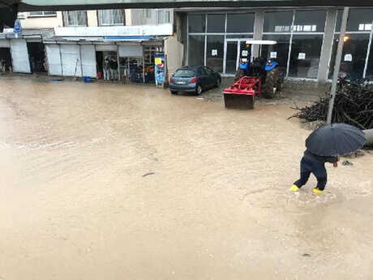Elmalı Köyünde Yağmur Hayatı Felç Etti