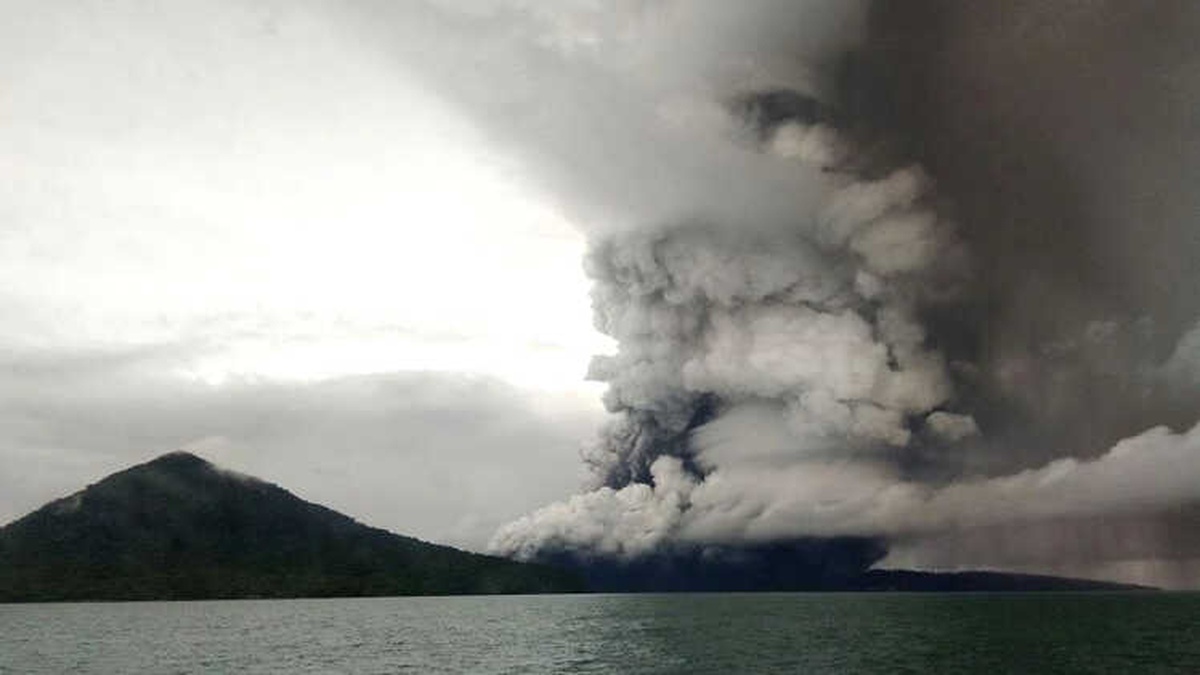 Endonezya\'da Tsunami Sonrası Yanardağ Alarmı: Uçuş Rotaları Değiştirildi