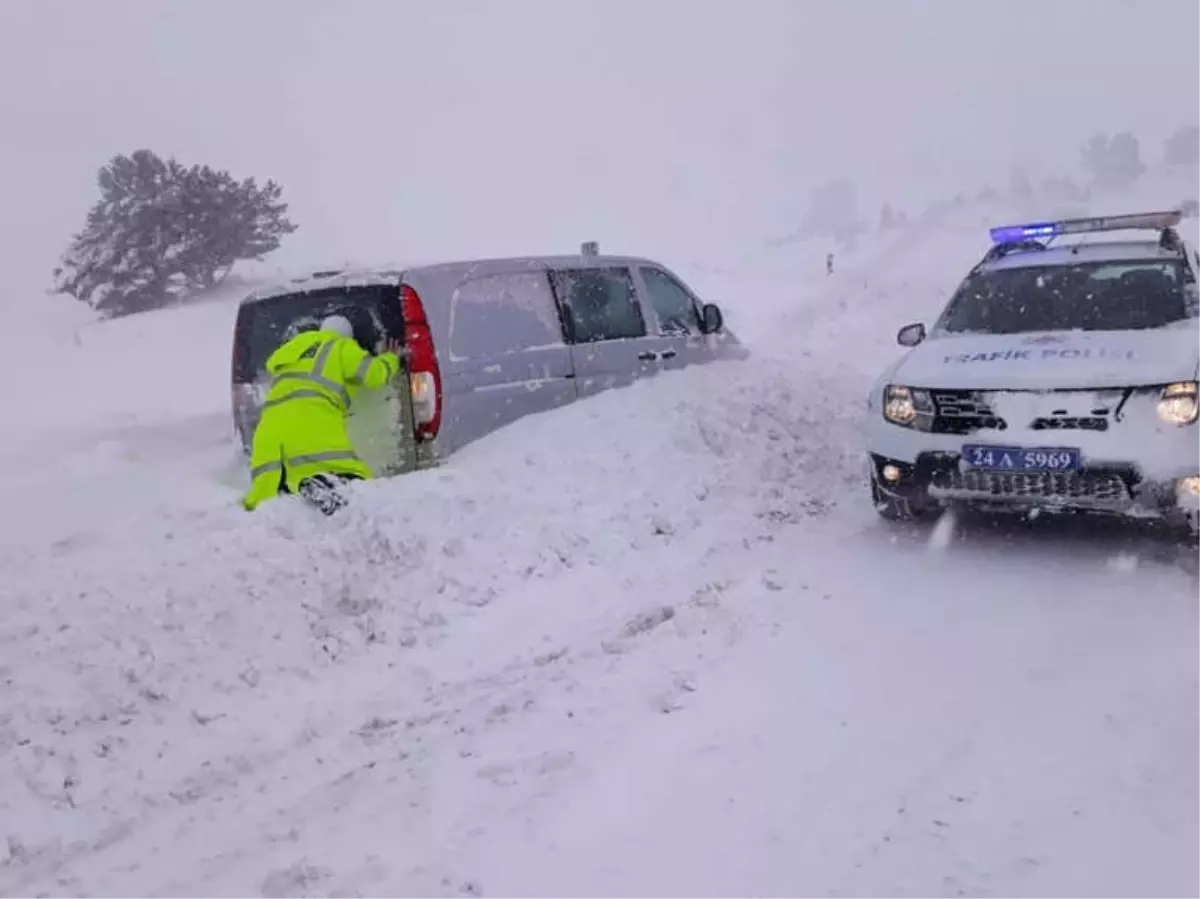 Erzincan\'da Kar Ulaşımda Aksamalara Neden Oldu