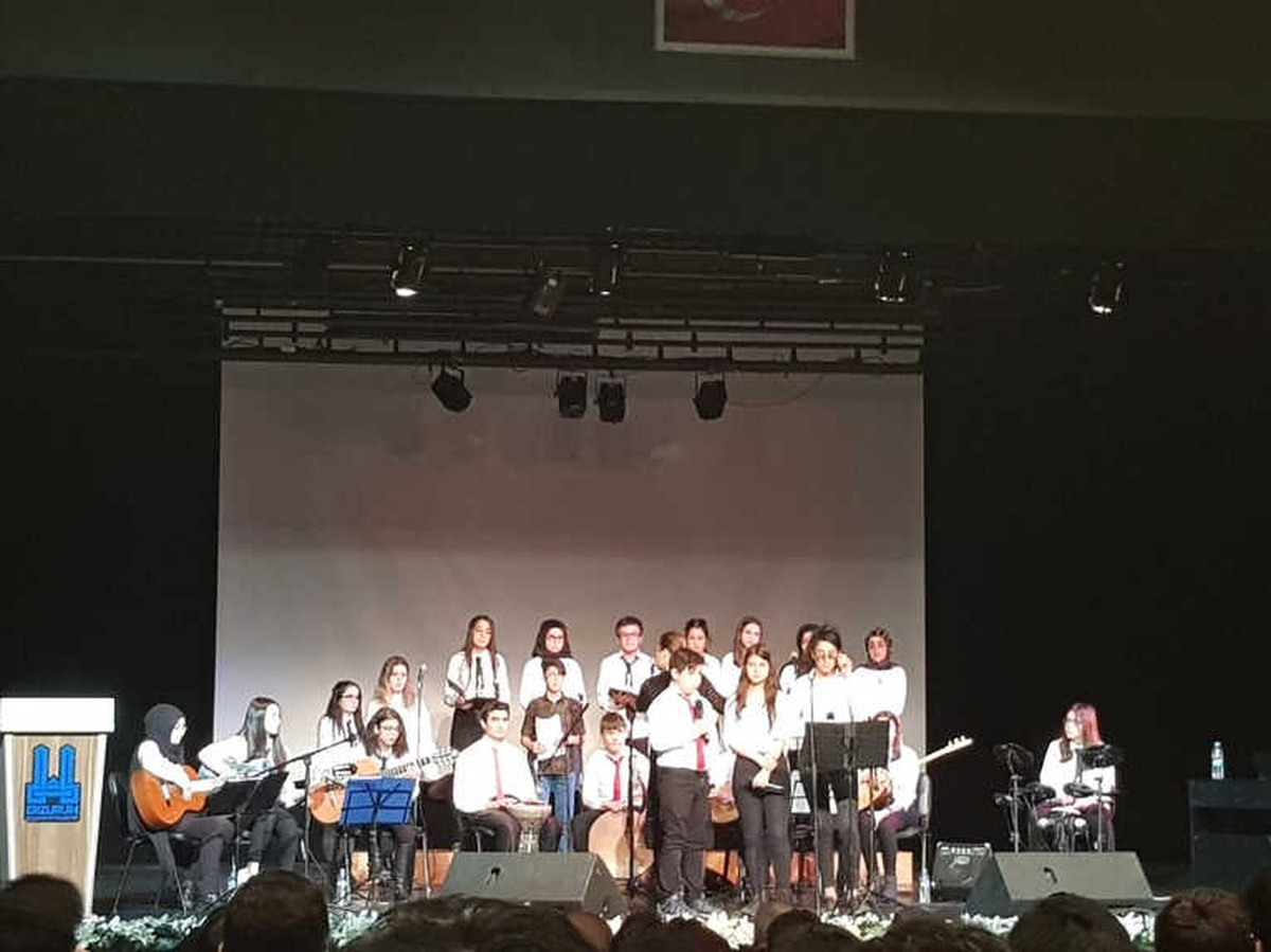 Fen Lisesi Öğrencileri Görme Engelli Öğrencilerle Konser Verdi
