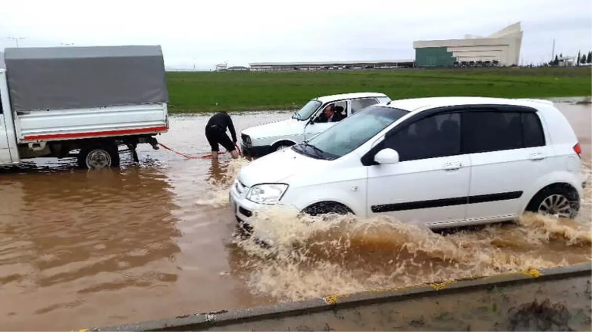 Göle Dönen Caddelerde Araçlar Mahsur Kaldı