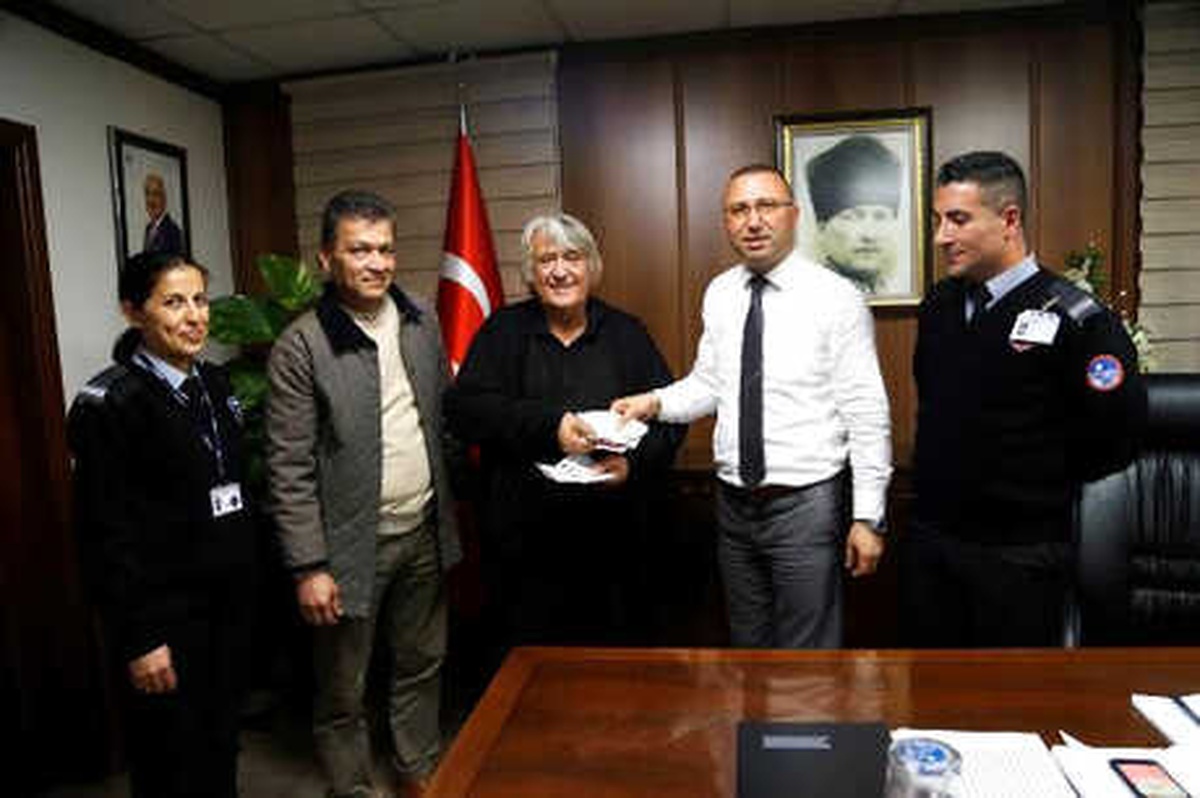 Güvenlik Görevlileri, Unutulan Para ve Çek Dolu Çantayı Sahibine Teslim Etti