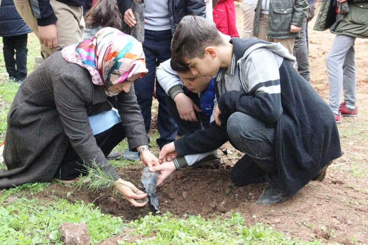 Hadis-i Şerif\'ten Etkilenen Öğrenciler Okulun Bahçesine Fidan Dikti