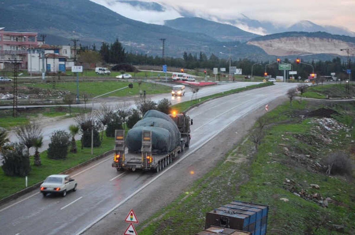 Hatay\'dan Suriye Sınırına Tank Sevkiyatı
