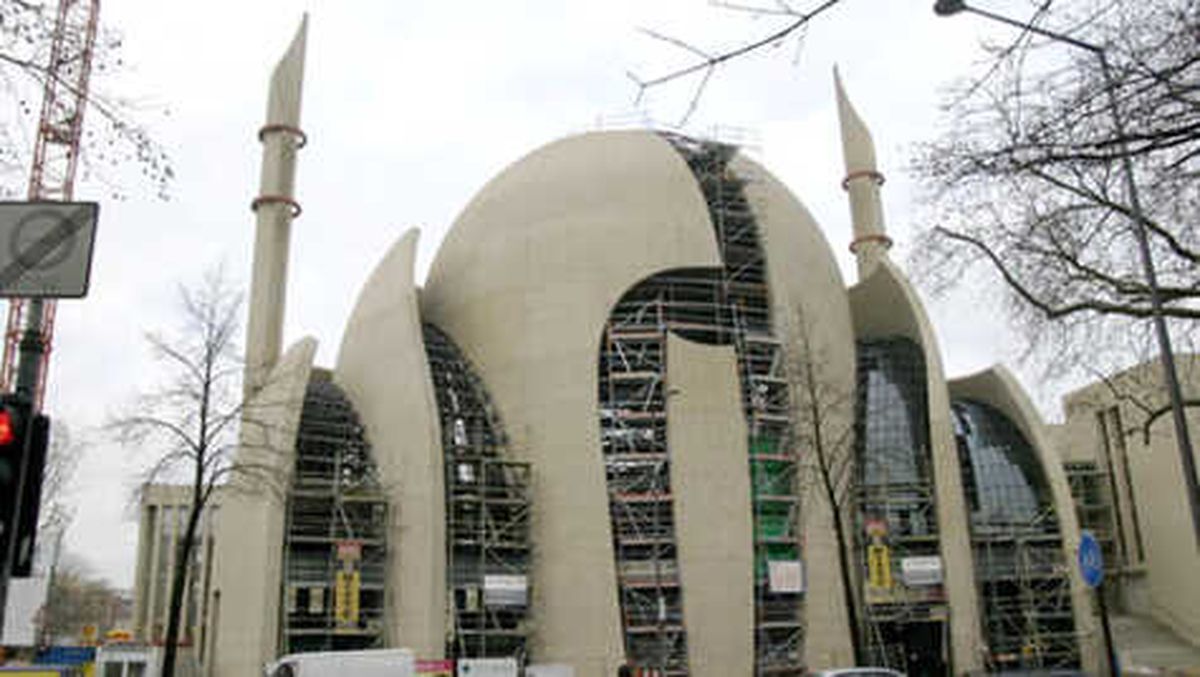 İslam Konseyi Başkanı: Önce Bizi Cemaat Olarak Kabul Etsinler
