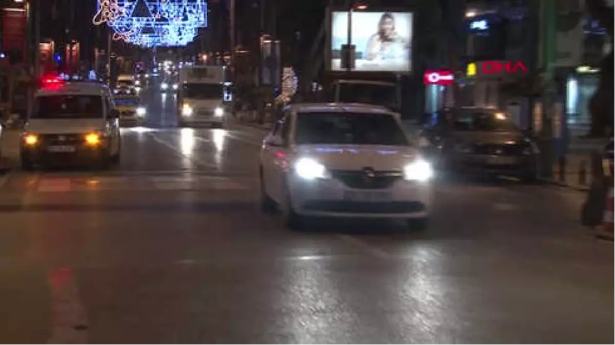 İstanbul Bağdat Caddesi\'nde Doğalgaz Kaçağı: Cadde Trafiğe Kapatıldı-2