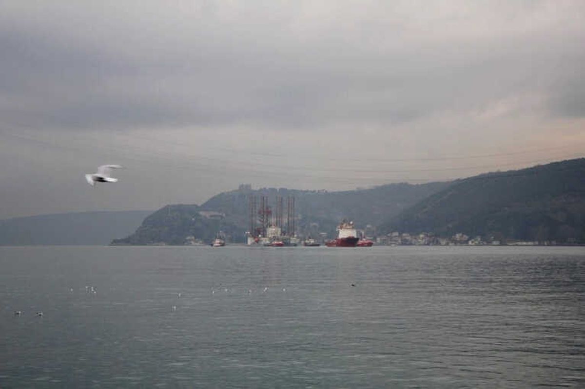 İstanbul Boğaz\'ndan Dev Petrol Platform Geçti