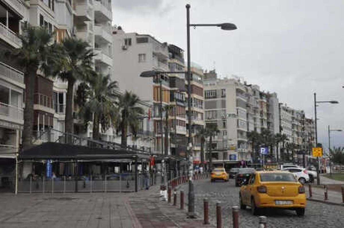 İzmir\'de Eğlence Mekanları Dolmadı