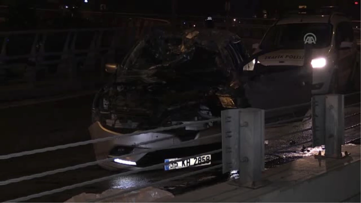 Kağıthane\'de Otomobil Bariyerlere Çarptı: 4 Yaralı - İstanbul