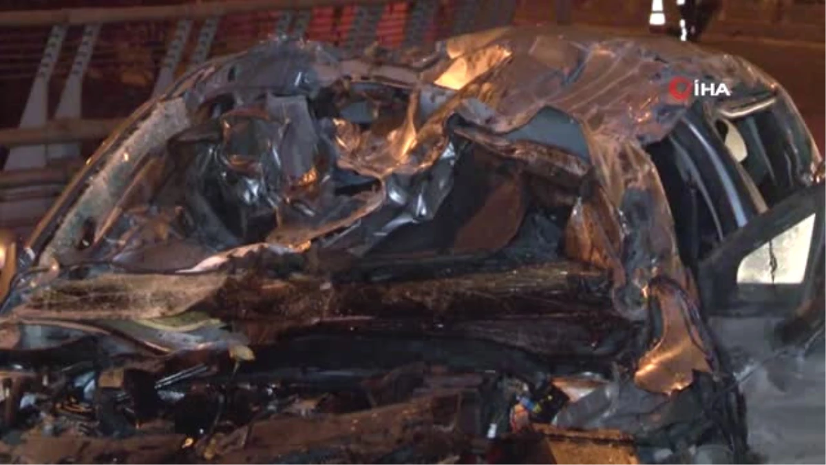 Kağıthane\'de Otomobil Kontrolden Çıkıp Bariyerlere Çarptı: 4 Yaralı