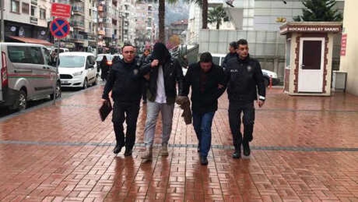 Kanser Hastalarının İlaçlarını Satıp, Parayı Bölüştüler
