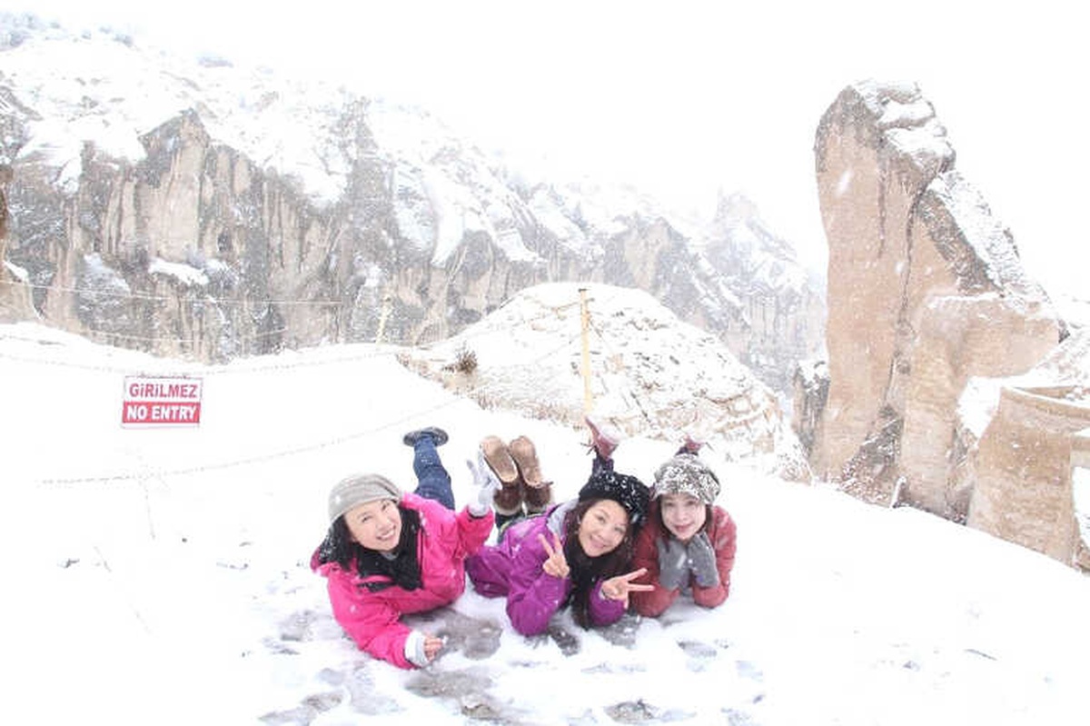 Kapadokya\'da Turistler Karın Keyfini Çıkartıyor