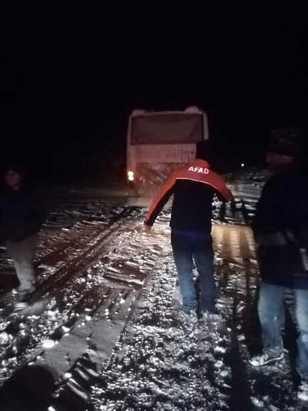 Kar Nedeniyle Yolda Kalan 30 İşçiyi Afad Kurtardı