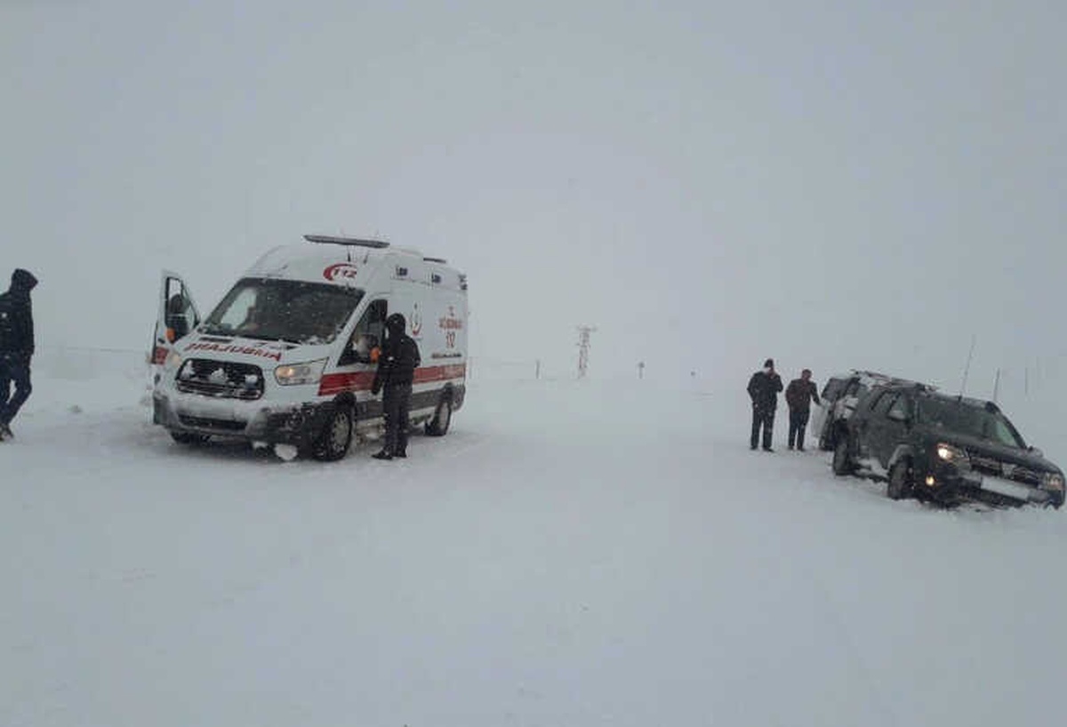 Kar Tipi Araçları Yolda Bıraktı, Kaza Meydana Geldi: 4 Yaralı