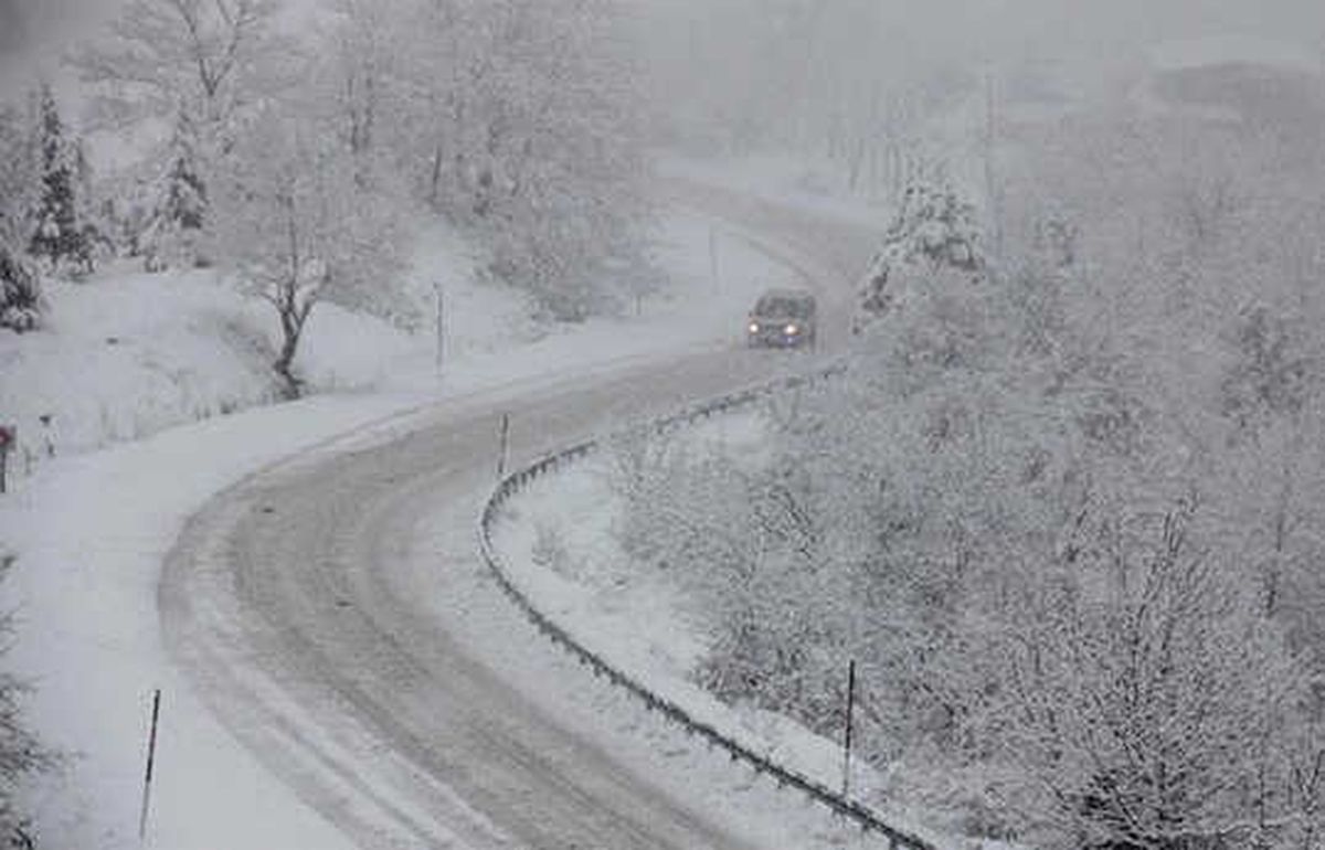Kar ve tipi 40 yolu ulaşıma kapattı