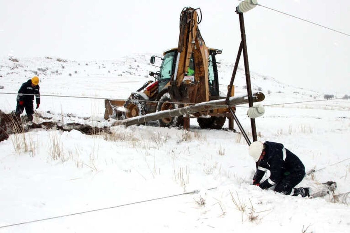 Kardan Devrilen Elektrik Direklerini \'Enerji Timleri\' Onarıyor