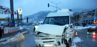 Kavşakta, Öğrenci Servisi ile Halk Otobüsü Çarpıştı: 12 Yaralı