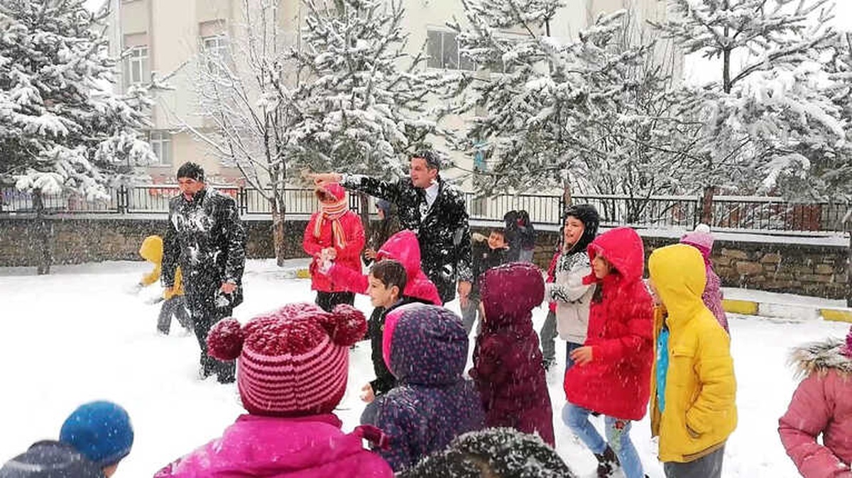 Kaymakamı Kartopu Yağmuruna Tuttular