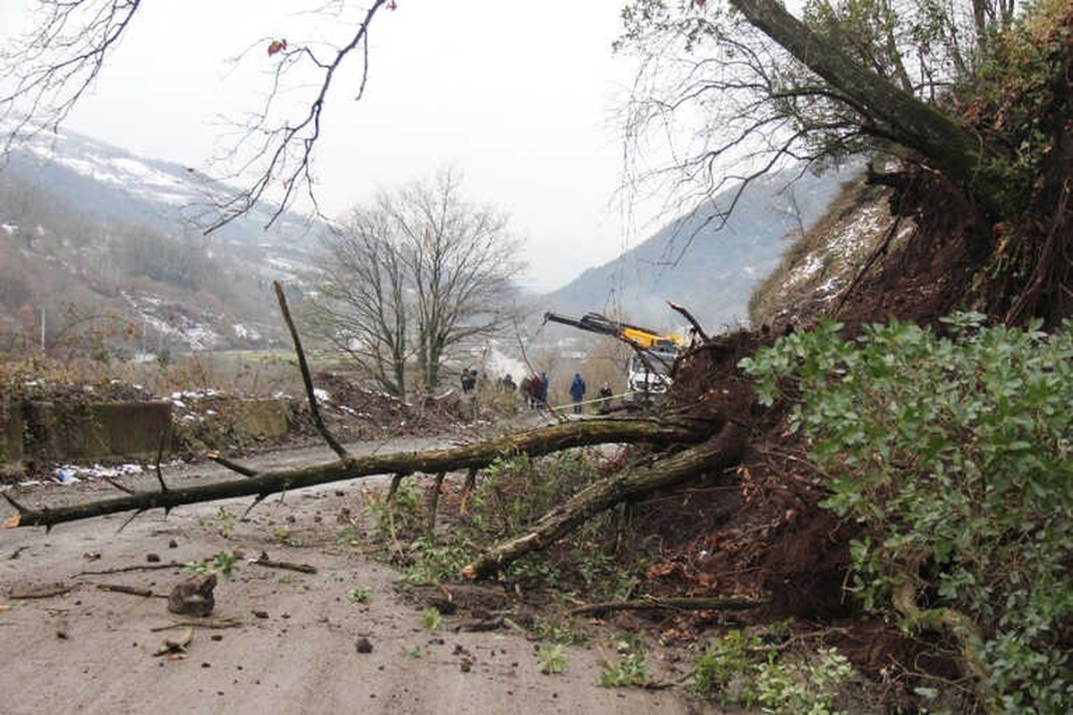 Kocaeli\'nin Gölcük İlçesinde Köy Yolu Heyelandan Kapandı