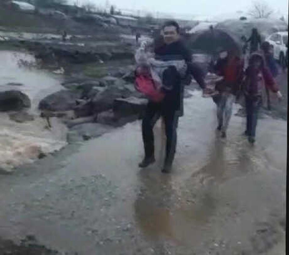 Köprü Öğrenciler Geçtikten Sonra Çöktü