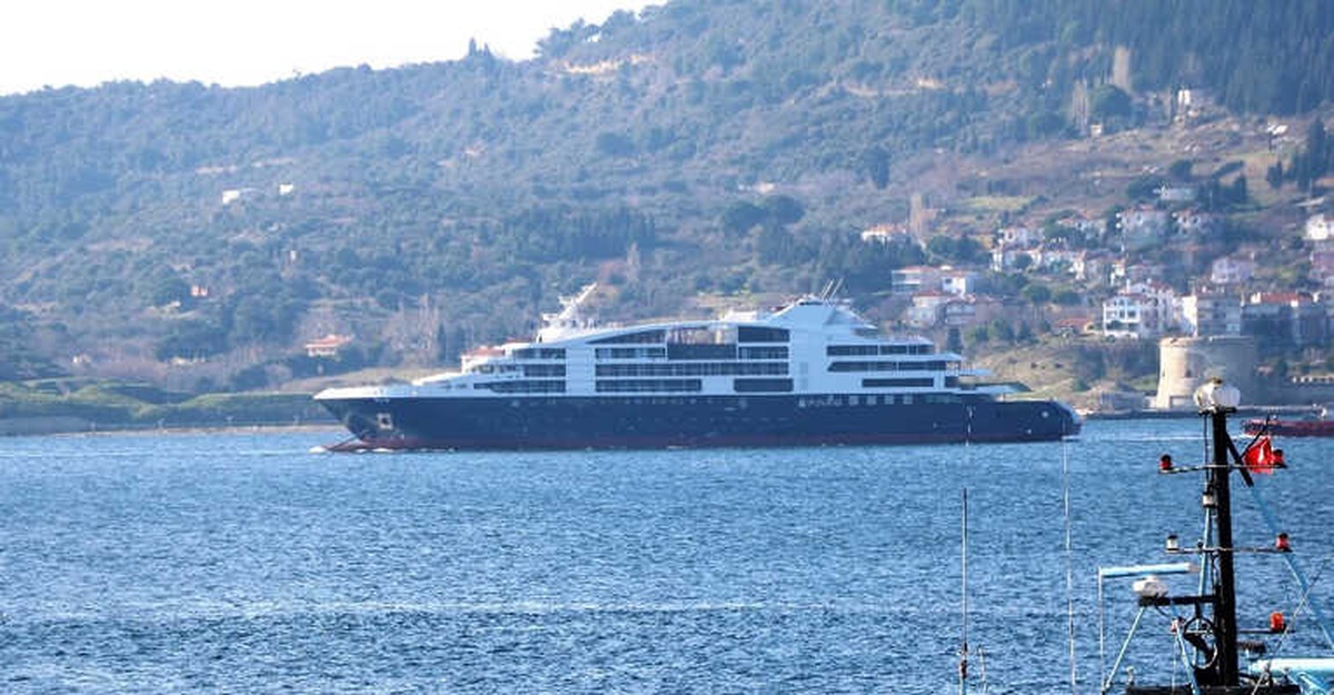 Lüks Yat Çanakkale Boğazı\'ndan Geçti
