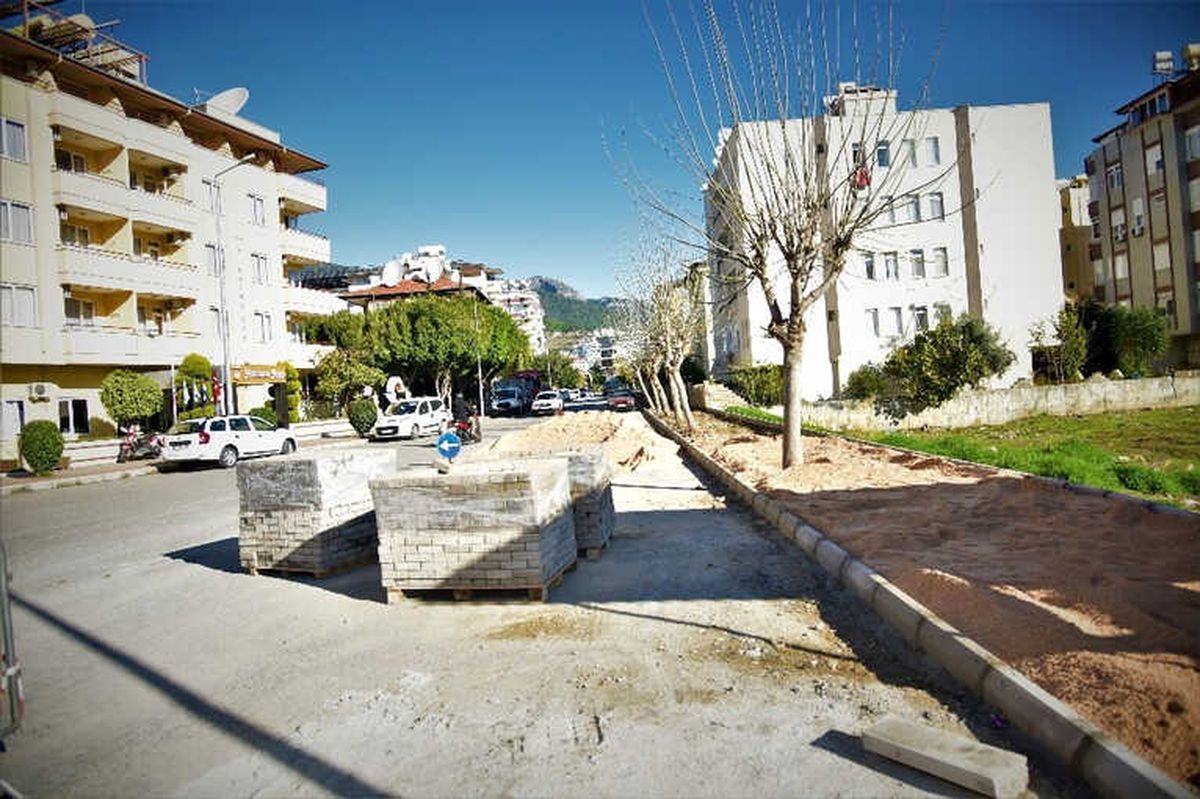 Mahmutlar\'da Sıcak Asfalt Çalışması